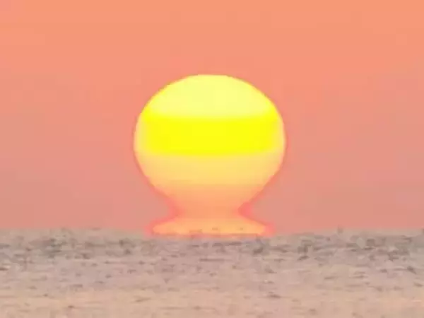 太陽がくびれて見える現象…三重県熊野市の海岸で『だるま朝日』冷え込んだ空気と暖かい海水面の温度差から