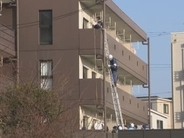 侵入や逃走のために割った可能性も…アパートで女性の遺体が見つかった殺人放火事件 ベランダ側の窓ガラス割れる