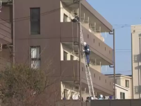 侵入や逃走のために割った可能性も…アパートで女性の遺体が見つかった殺人放火事件 ベランダ側の窓ガラス割れる