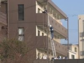 侵入や逃走のために割った可能性も…アパートで女性の遺体が見つかった殺人放火事件 ベランダ側の窓ガラス割れる