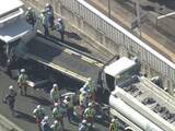 「高速道路でタンクローリーなど3台が絡む事故 追突したトラックを運転していた40代と50代の男性2人を搬送」の画像1