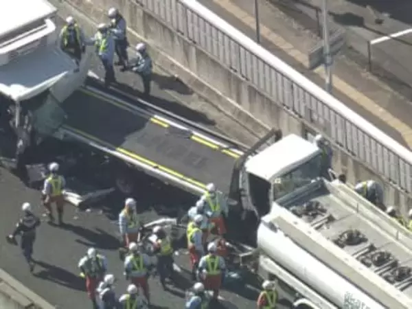 高速道路でタンクローリーなど3台が絡む事故 追突したトラックを運転していた40代と50代の男性2人を搬送