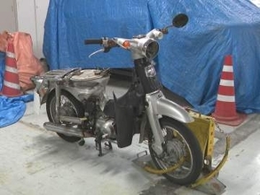 直線道路で後ろからか…国道でバイクが車にはねられ運転していた20代位の男性が死亡 車の運転手を現行犯逮捕