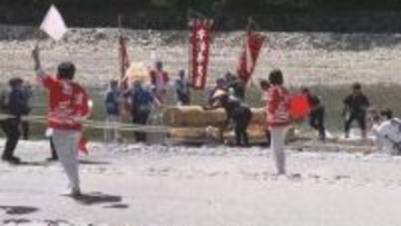 13日は陸路を外宮まで…7年後の伊勢神宮「式年遷宮」に向け御用材を奉納する御木曳 内宮に到着し五丈殿の前に