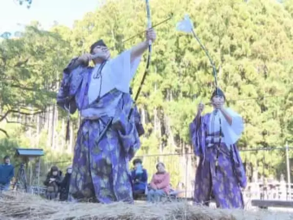 1年の安全や豊作占う…三重県熊野市の大馬神社で伝統の『弓引き神事』17m離れた的に矢が当たると歓声あがる