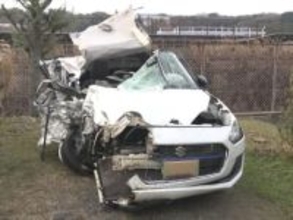 前の車を追い越そうとしたか…乗用車が対向車線の大型トレーラーと正面衝突 乗用車を運転の33歳男性が死亡