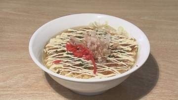 常連「スープに染みるまで我慢」ネーミングそのままの“お好み焼きラーメン” ソースとマヨが塩スープと相性抜群