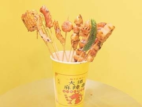 麻辣湯が“串”に…名古屋・大須に麻辣串(マーラーチャン)の店オープン 特製タレとスパイスかけた新感覚グルメ