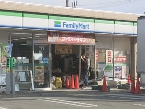 58歳運転手「踏み間違えた」朝のコンビニに車が突っ込み店内にいた客がケガ 出入り口のガラス扉など割れる