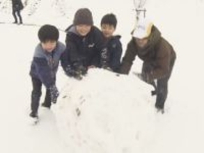 岐阜では12時間でスリップ事故59件…『冬の嵐』で愛知など広い範囲に雪 公園では子供たちが雪遊びに夢中