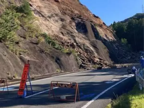 モルタルが崩れて道路にまで…県道でのり面が高さ約40m・長さ約30mにわたり崩落 一部区間で通行止めに 三重県大紀町