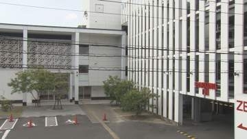 パチンコ店隣接の立体駐車場で…83歳男性が男に頭を殴られ約15万円等入った財布奪われる シルバーの車で逃走