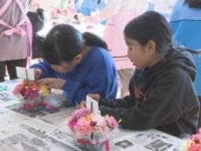 花の有数の産地・愛知県西尾市の小学校で『花育教室』地元産のカーネーションを使ってアレンジメント体験