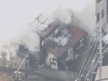1人暮らしの女性は外出中で無事…名古屋市名東区の住宅街で火事 2階建ての住宅が全焼もケガ人なし