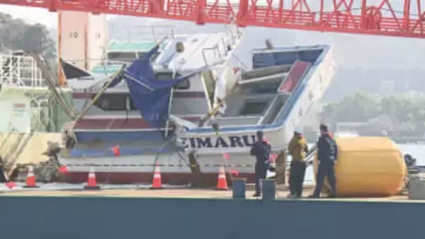 2つに割れた船体引き揚げ…遊漁船が貨物船に衝突され2人が死亡し10人が重軽傷を負った事故 国が原因究明を本格化