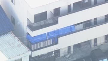夫が借り続けて現場保存…26年前に女性が殺害された事件 警察がアパートを現場検証 容疑者の女も立ち会いか