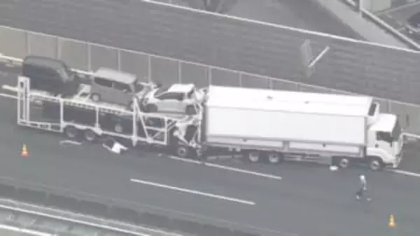 集中工事で規制中…高速道路でキャリアカーが大型トラックに追突 前の車など4台絡む事故に 1人が意識不明の重体