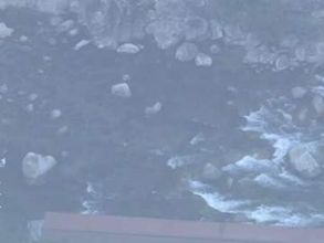 同僚ら6人で川遊び中…SUPに2人乗りしていて川に落ちたか 20代男性が溺れ水深3mの川底で見つかるも死亡