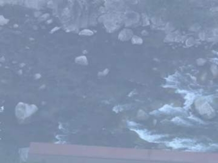同僚ら6人で川遊び中…SUPに2人乗りしていて川に落ちたか 20代男性が溺れ水深3mの川底で見つかるも死亡