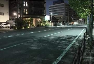 パトカーの追跡受け横転…未明に車で赤信号を無視した疑いで運転手の25歳男を現行犯逮捕 容疑者にケガなし
