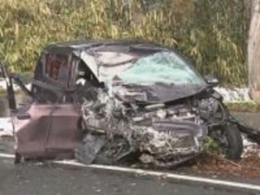 雪の影響は不明…軽自動車が大型トラックと正面衝突し大破 軽を運転していた30代位の男性が意識不明で搬送