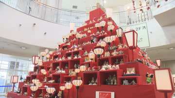 ピラミッドならぬ“ひなミッド”…愛知県瀬戸市に高さ4mの大きなひな壇 陶磁器等で作られた800体程が並ぶ
