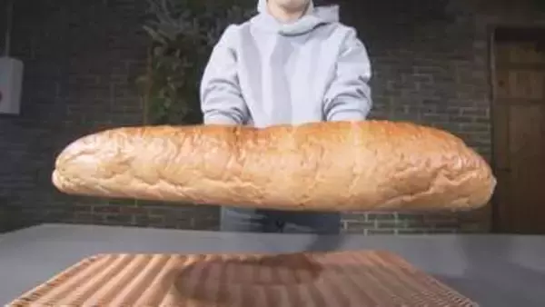 長さ約50cmで重さは800gも…超特大なのに硬くない『生ソフトフランスパン』高温で一気に蒸し焼きにして“ふわもち”な食感に