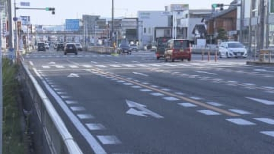 パトカーの追跡受けた2人乗り原付バイクが車と衝突 原付の運転手が車両残して逃走 同乗者の18歳男性から警察が話聞く