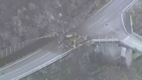 山の斜面が崩れる…愛岐道路で大量の土砂が道をふさぐ 巻き込まれた車やケガ人はない模様  専門家が現地調査へ