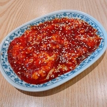 朝挽き“トロとんちゃん”が名物…コスパ抜群の大衆ホルモン焼肉店で味わう手切り生牛タンにホルモン5種盛り