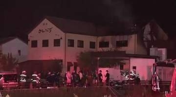 「人が刺されてガソリンまかれた」と通報　本巣市のケーキ店で火災 2人死亡3人を病院に搬送