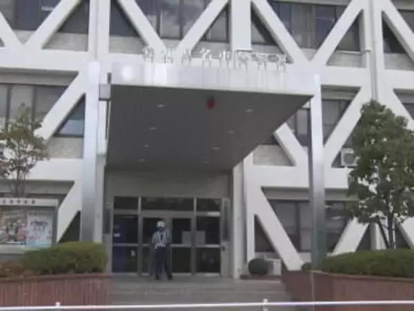 どちらかが信号無視の可能性…2人乗りのバイクと車が交差点で衝突 バイクの10代後半位の男性2人が重体か