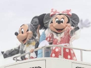 ミッキー登場で雨がピタリと…愛知県小牧市で11年ぶりのディズニーパレード 中心街の1km程に約5万人詰めかける