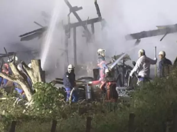 ファンヒーターをつけたまま就寝…木造2階建ての住宅が全焼する火事 1階で寝ていた74歳男性がヤケド