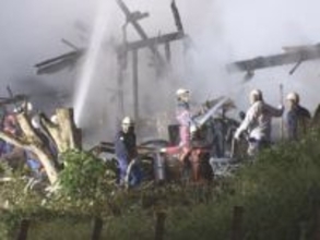ファンヒーターをつけたまま就寝…木造2階建ての住宅が全焼する火事 1階で寝ていた74歳男性がヤケド