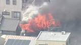 「激しい炎と大量の煙…住宅密集地で火事 木造2階建て住宅が燃え10代から90代の男女4人を救急搬送」の画像1