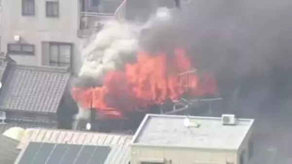 激しい炎と大量の煙…住宅密集地で火事 木造2階建て住宅が燃え10代から90代の男女4人を救急搬送