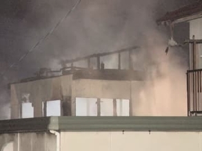 56歳長男が死亡か…未明に木造住宅から出火しほぼ全焼 性別不明の1人の遺体見つかる 親子2人暮らしで父親は軽傷