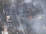 「85歳女性が死亡か…木造2階建ての住宅が全焼する火事 1階で遺体見つかる 搬送された女性1人は命に別条なし」の画像1