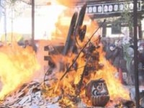 使い終わった正月飾りなど燃やす…名古屋の大須観音で『どんど焼き』参拝者らが願いを書いて収めた“大護摩木”も