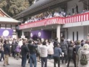 “上げ馬神事”で知られる…三重県桑名市の多度大社で節分大厄除祭 豆や菓子がまかれると参拝者らが競い合うように袋へ