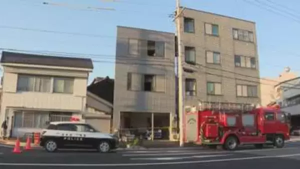 「2階から煙と火が見える」と通報…鉄骨3階建ての住宅が燃える火事 住人の68歳男性が死亡 煙を多く吸ったか