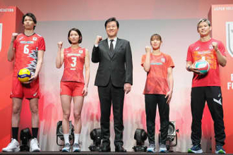 日本バレーボール協会が新ユニ発表　山内晶大「新鮮な気持ちでリフレッシュできそう」