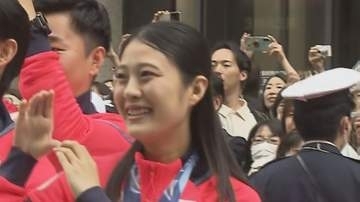 ミラノ・コルティナ五輪パラ　日本選手団が都内で凱旋パレード　沿道には5万人　信州勢も笑顔で歓声に応える【長野】