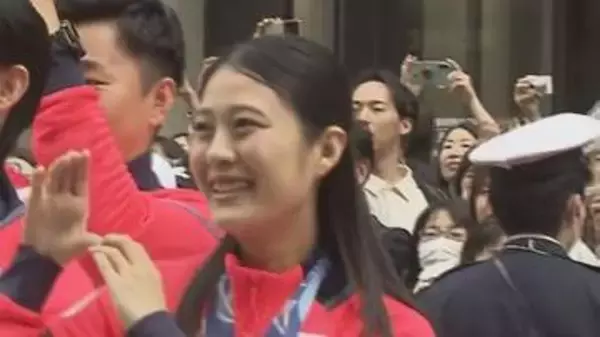 ミラノ・コルティナ五輪パラ　日本選手団が都内で凱旋パレード　沿道には5万人　信州勢も笑顔で歓声に応える【長野】