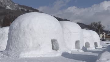 雪集めに苦労も　長野県飯山市の冬の風物詩“かまくらの里”準備進む