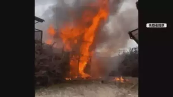 住宅2棟全焼　焼け跡から1人の遺体　1人暮らしの高齢男性と連絡取れず　約2時間半後に鎮火　長野・千曲市