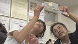 「「重い…」1億円分の模擬紙幣　じっくり見ると…小さな文字や透かしてわかる模様　日本銀行で親子がお金について学ぶ【長野】」の画像1