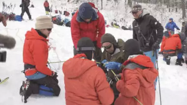 南極での任務に向け　東御市のスキー場で訓練　氷の割れ目＝クレバスに落ちてけがをした場合を想定　救出の方法学ぶ【長野】
