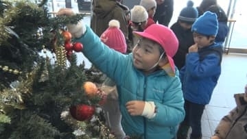 クリスマスまであと3週間　飯山駅で園児がクリスマスツリーの飾り付け 飯山ならではの伝統工芸品もツリーに【長野】